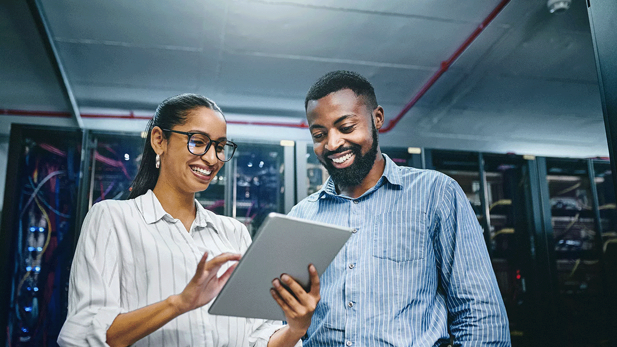 Técnicos trabajando en la sala de servidores