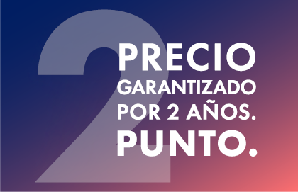 Una familia relajándose en un sofá; la madre sostiene un control remoto, la hija ríe con una tablet y el padre trabaja en una laptop.