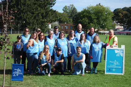 Voluntarios en el evento de plantación de árboles de Breezeline