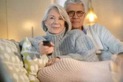 Mujer trabajando con una tablet y auriculares.