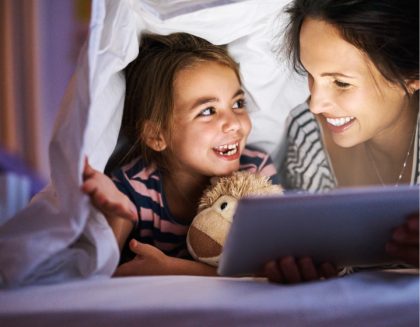 Madre e hija comparten una tablet