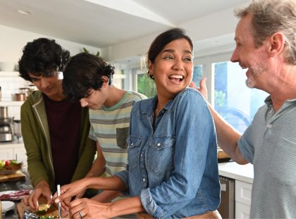Familia en la cocina