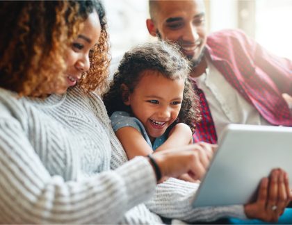 Una familia compartiendo una tablet