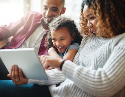 Familia mirando TV en una tablet.