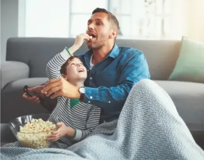 Familia que mira teléfono y celebra