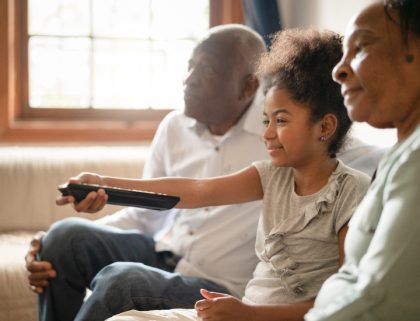 Una chica usando un control remoto