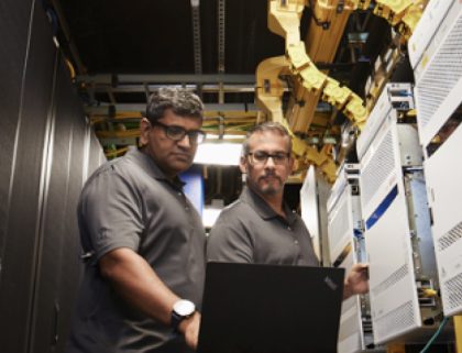 Hombres trabajando en la sala de servidores