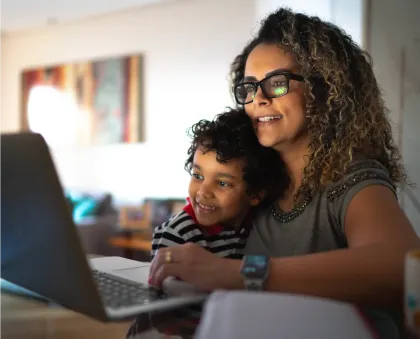 Familia que mira teléfono y celebra