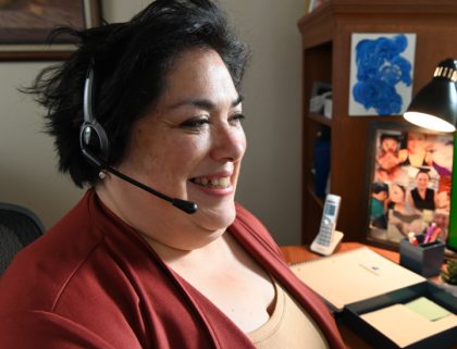 Mujer sentada en un escritorio con auriculares