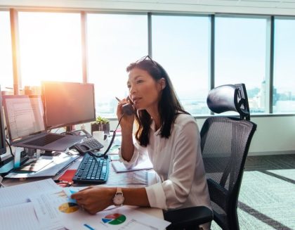 Mujer trabajando en una oficina