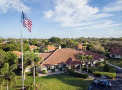 Vista aérea del complejo Bent Tree. En primer plano se ve una bandera de Estados Unidos.