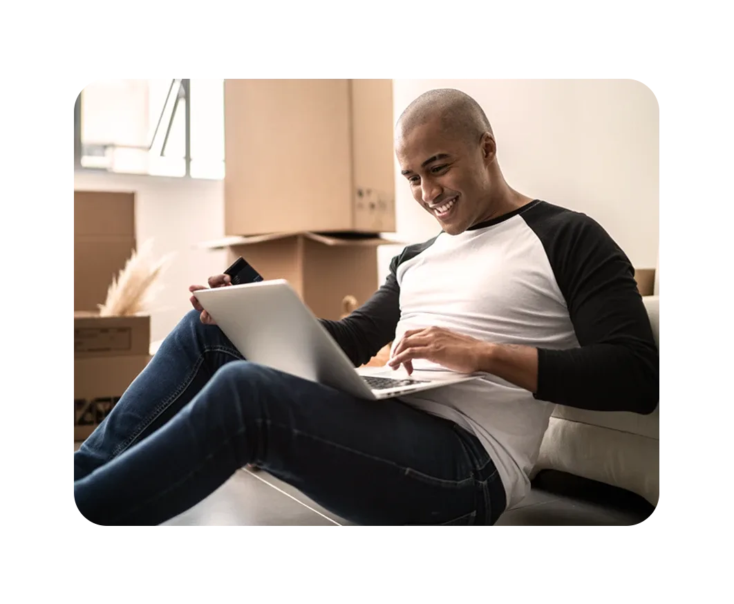 Configuración de facturación de Internet de Breezeline; hombre con camiseta de béisbol, rodeado de cajas de mudanza