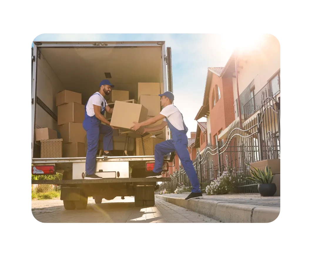Equipo de mudanzas descargando cajas del camión durante una mudanza