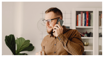 Joven sosteniendo un teléfono celular junto al oído
