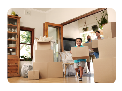 Familia mudándose a una casa con montones de cajas de cartón