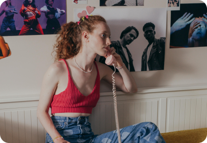 Adolescente con streaming de tv