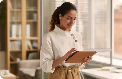 Una mujer consulta sus comisiones del programa de afiliados de Breezeline en una tablet