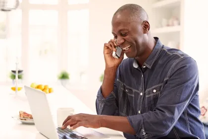 Una persona hablando por teléfono en casa.