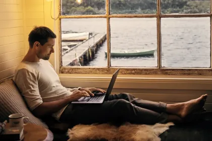 Hombre sentado mirando una laptop