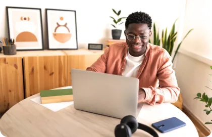 Un hombre escribiendo en su laptop.
