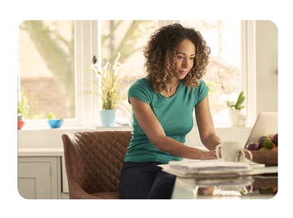 Hombre sentado en el muelle mientras mira una laptop