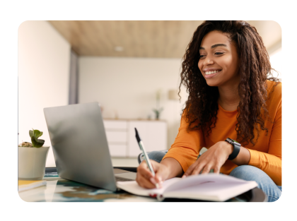Hombre sentado en el muelle mientras mira una laptop
