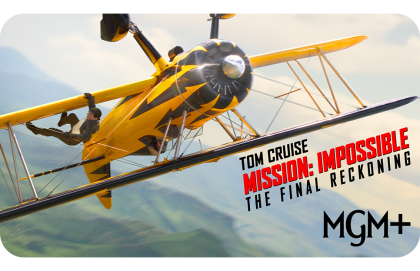 Tom Cruise cuelga de las alas de un biplano amarillo en pleno vuelo para Mission: Impossible - The Final Reckoning en MGM+.