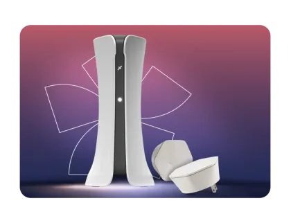 Puerta de enlace de Internet blanca moderna junto a dos pequeños extensores de WiFi de malla hexagonales sobre un fondo violeta.