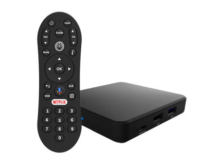 Un hombre y una mujer sentados, riendo juntos.