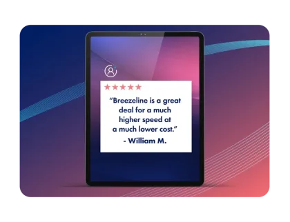 Una tablet muestra una reseña de 5 estrellas de William M. en la que elogia a Breezeline por darle velocidades más rápidas por un costo mucho más bajo.