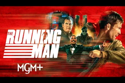 Póster rojo repleto de acción para The Running Man, con Glen Powell y Josh Brolin con una estética estilizada de alta velocidad.