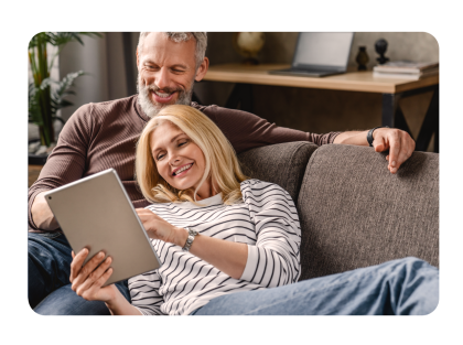 Hombre sentado en el muelle mientras mira una laptop