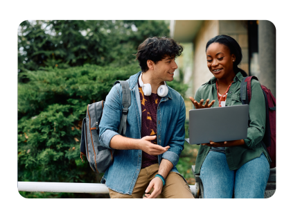 Hombre sentado en el muelle mientras mira una laptop