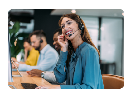 Hombre sentado en el muelle mientras mira una laptop