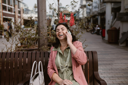 Joven sosteniendo un teléfono celular junto al oído